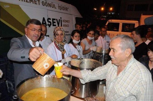 Niğde Belediyesi Demokrasi Nöbeti Tutan Vatandaşın Yanında