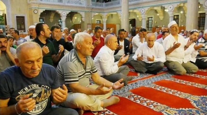 B&uuml;y&uuml;k&ccedil;ekmece&rsquo;de Demokrasi Şehitleri İ&ccedil;in Mevlit Okutuldu