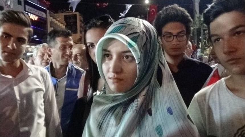 Fet&ouml; Darbe Girişimine Karşı Gen&ccedil;lerin Rol&uuml; Dikkat &Ccedil;ekiyor