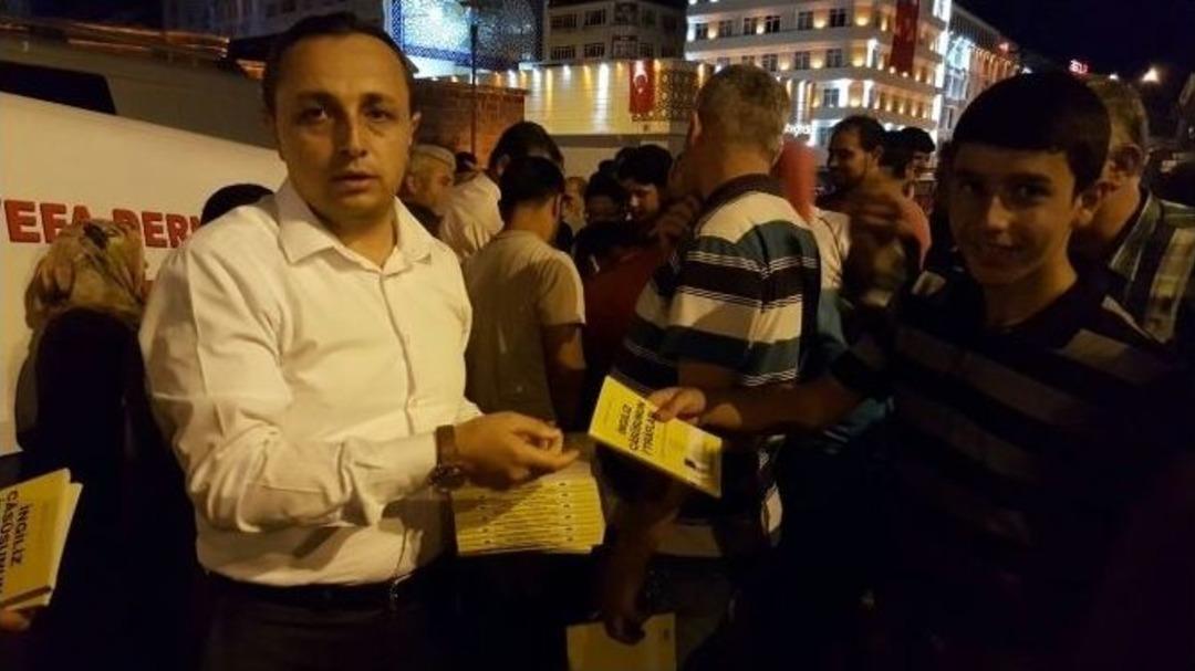 Vefa Derneği Demokrasi N&ouml;beti Bekleyenlere Kitap Dağıttı