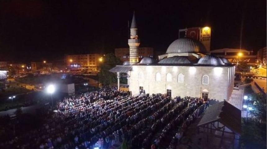 Demokrasi N&ouml;beti Kapsamında Tehecc&uuml;d Namazı Kılındı