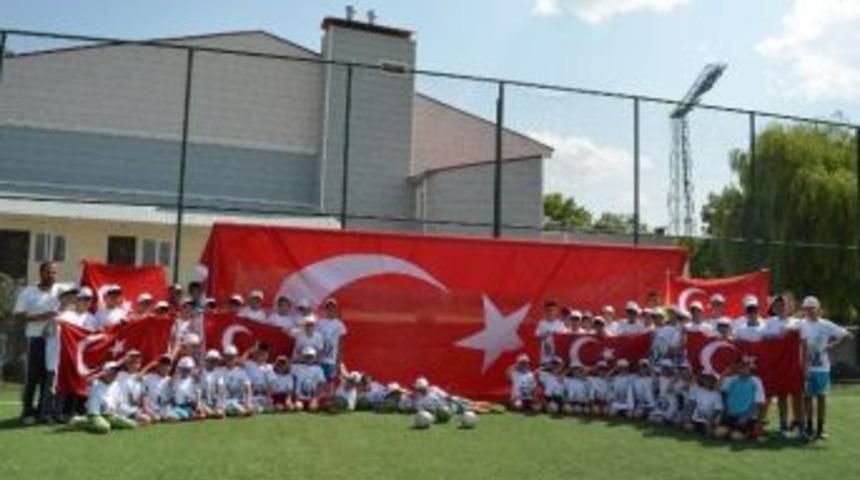 Gollerini Darbeye İnat Attılar