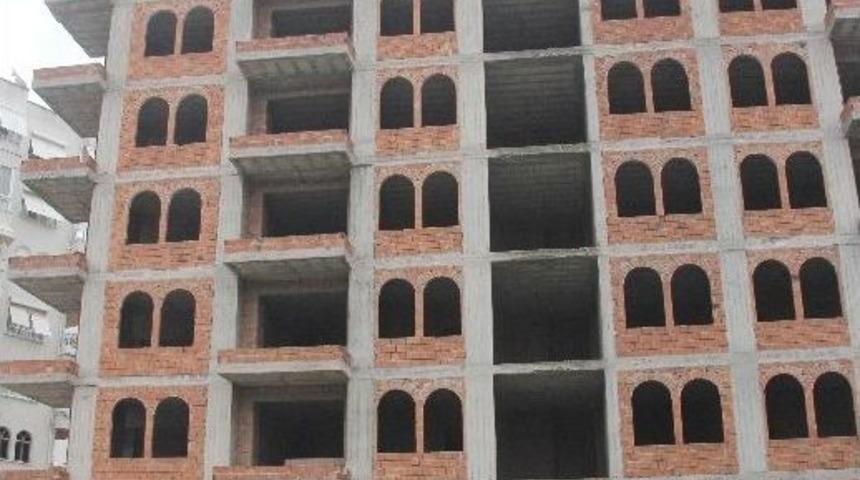 &Uuml;niversiteli Gen&ccedil; Kendini Yakıp İnşaatın &Ccedil;atısından Atladı