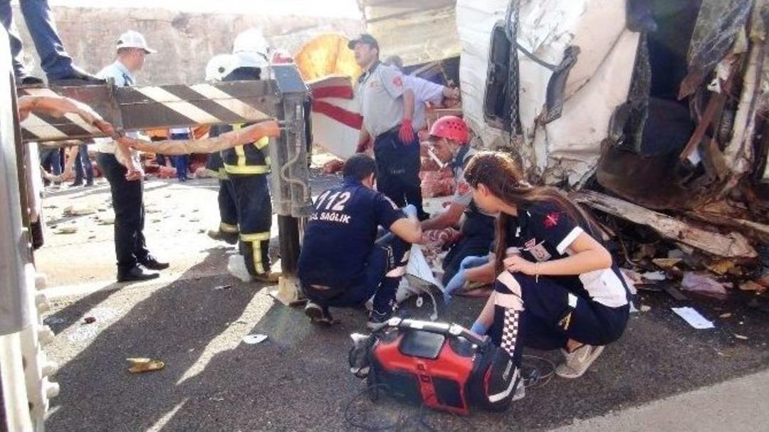 Tır Minib&uuml;se Arkadan &Ccedil;arptı: 2 &Ouml;l&uuml;