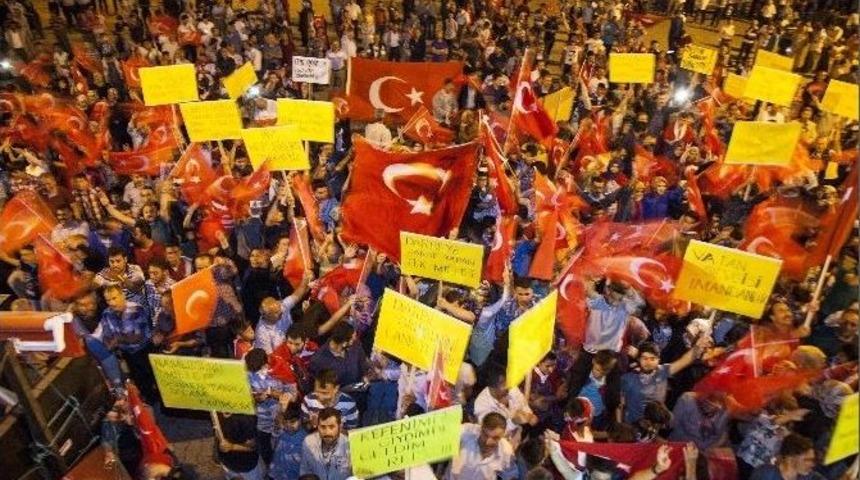 Ahlat&rsquo;ta Darbe Karşıtı Askerlere Destek