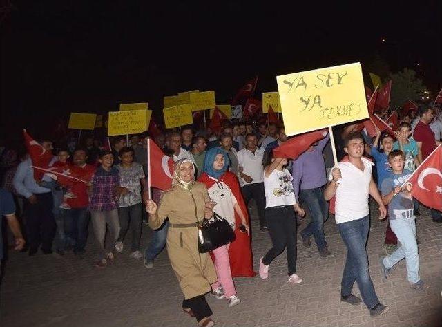 Ahlat’ta Darbe Karşıtı Askerlere Destek