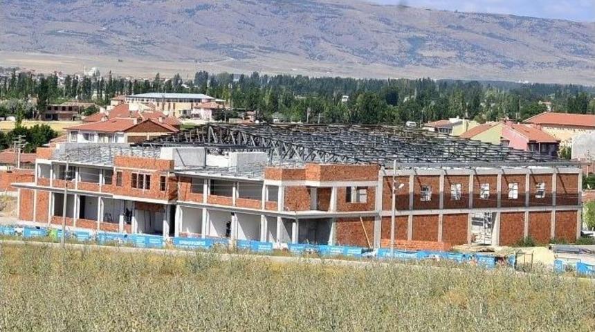 Yunus Emre Spor Kompleksi Hızla Y&uuml;kseliyor