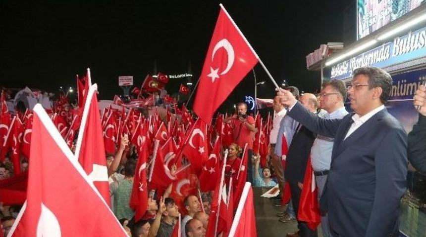 K&uuml;&ccedil;&uuml;k&ccedil;ekmecelilerden Darbeye Karşı Demokrasi N&ouml;beti