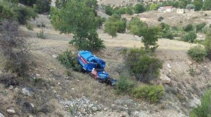 Ak&ccedil;adağ&rsquo;da &Ccedil;apa Motoru Şarampole U&ccedil;tu: 1 &Ouml;l&uuml; &rlm; 2yaralı