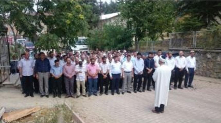 Şehitler İ&ccedil;in Gıyabi Namaz Kılındı