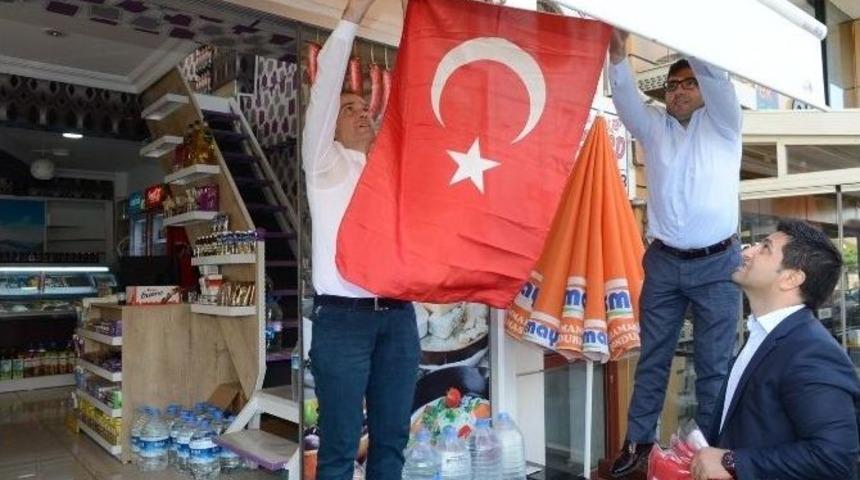 &Ccedil;ekmek&ouml;y, Kırmızı Beyaza B&uuml;r&uuml;nd&uuml;