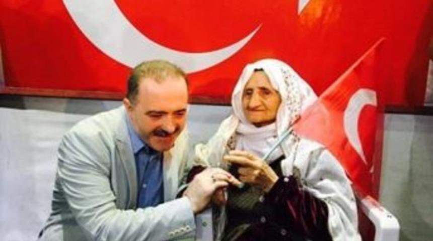 90 Yaşındaki Neneden Demokrasi N&ouml;betine Destek