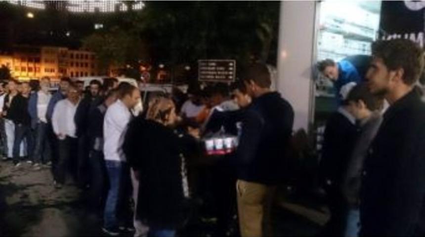 Kihmed&rsquo;ten Demokrasi N&ouml;beti Tutan Vatandaşlara İkram