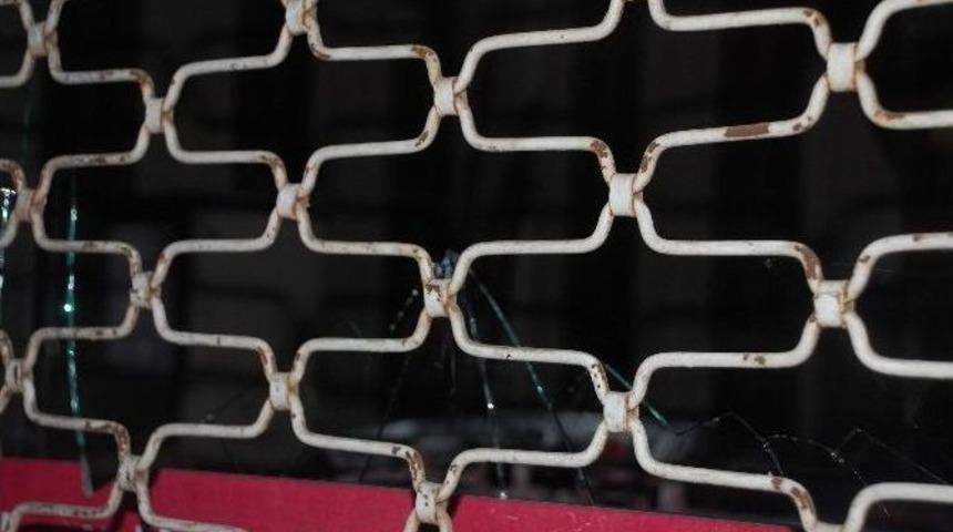 Pide Fırınının Camları Kırıldı