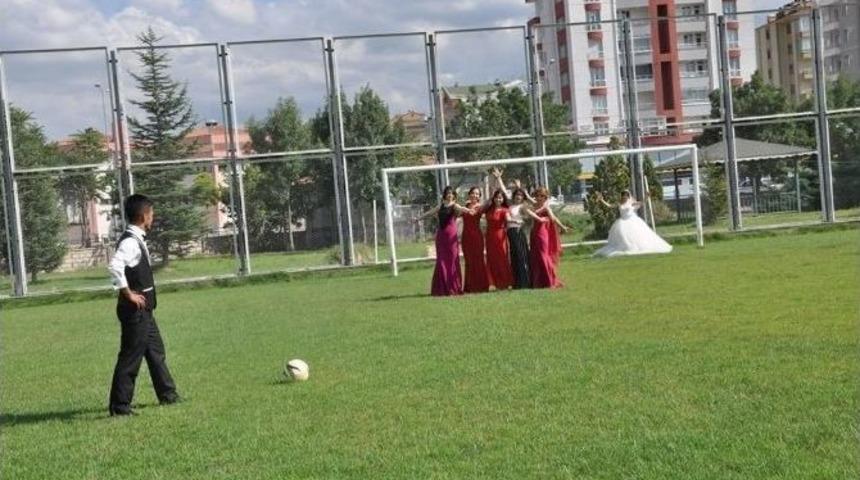 Gelin Kalede, Arkadaşlar Barajda, Damat Frikik Başında