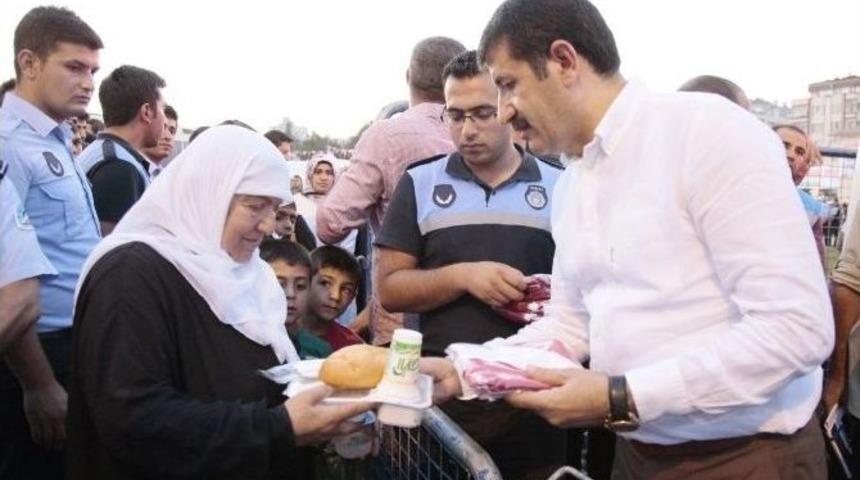 Eyy&uuml;biye Belediyesi Vatandaşlara Bayrak Ve Kumanya Dağıttı