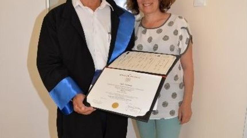 53 Yaşında Üniversiteyi Birincilikle Bitirdi