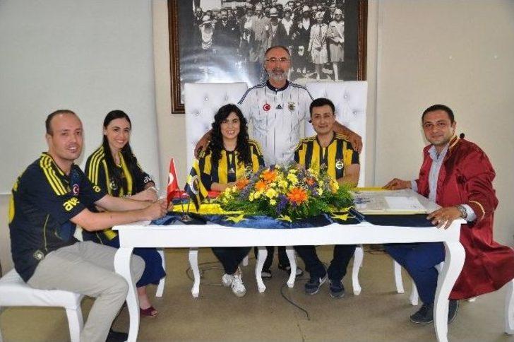 Genç Çift Nikah Masasına Fenerbahçe Formasıyla Oturdu