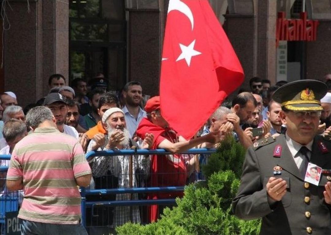 Bursalılar Şehit Polisi G&ouml;zyaşlarıyla Uğurladı