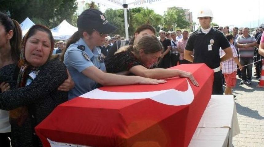 G&uuml;rc&uuml; Soyguncuların Şehit Ettiği Polis Son Yolculuğuna Uğurlanıyor