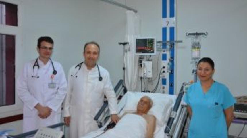 93 Yaşındaki Riskli Hastanın Kalp Damarları Aynı Seansta Açıldı