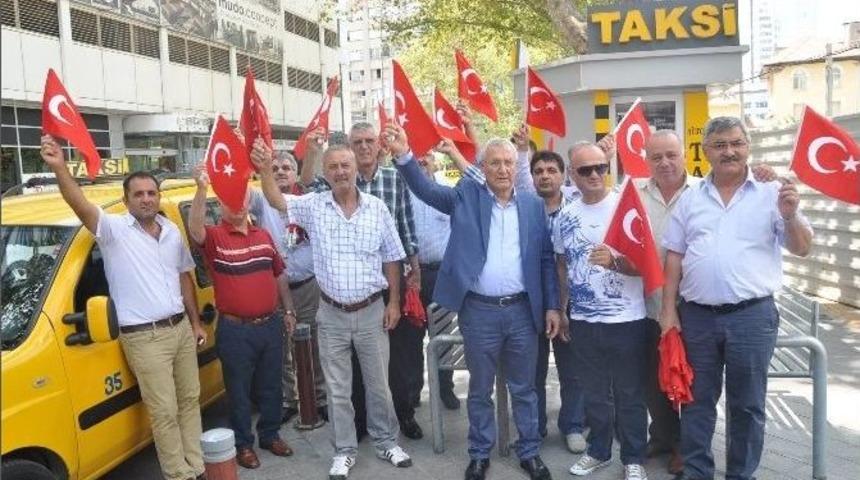 Darbe Girişimine Tepki Olarak Taksicilere T&uuml;rk Bayrağı