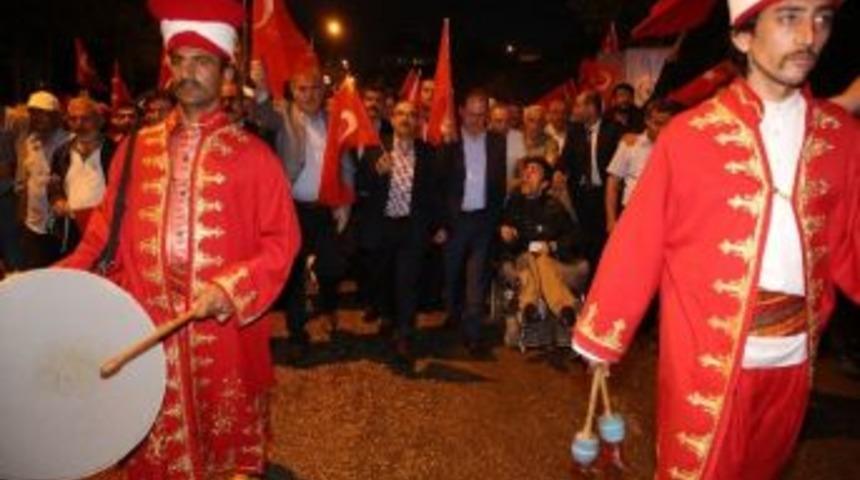 Bayburt Valisi İsmail Ustaoğlu Demokrasi Y&uuml;r&uuml;y&uuml;ş&uuml;ne Katıldı