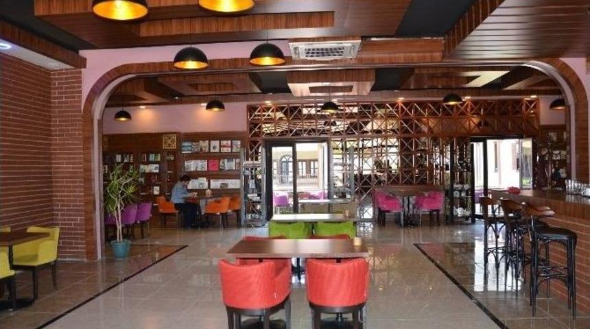 Bu Kafede Kitap Okumanın Keyfi Yaşanıyor