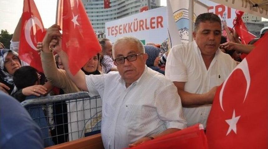 Kayseri Ticaret Borsasından Demokrasi N&ouml;betinde T&uuml;rk Bayrağı Dağıttı