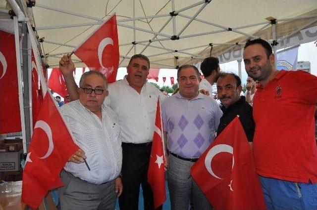 Kayseri Ticaret Borsasından Demokrasi Nöbetinde Türk Bayrağı Dağıttı