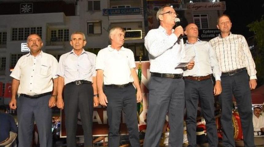 Manisalılar Demokrasi N&ouml;betini S&uuml;rd&uuml;r&uuml;yor