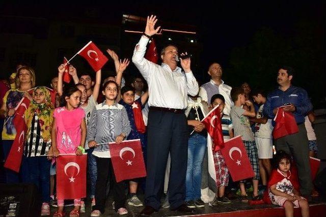 Manisalılar Demokrasi Nöbetini Sürdürüyor