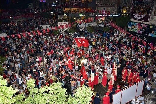 Manisalılar Demokrasi Nöbetini Sürdürüyor