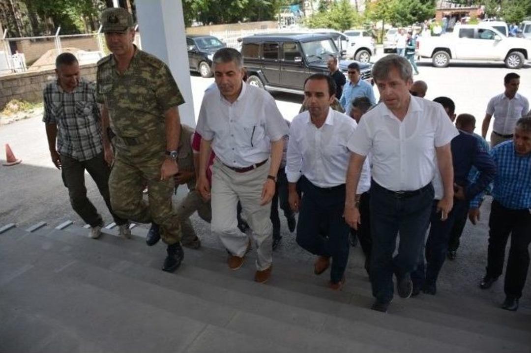 Vali &Ccedil;ınar Ve Komutanlardan Halk Ziyareti