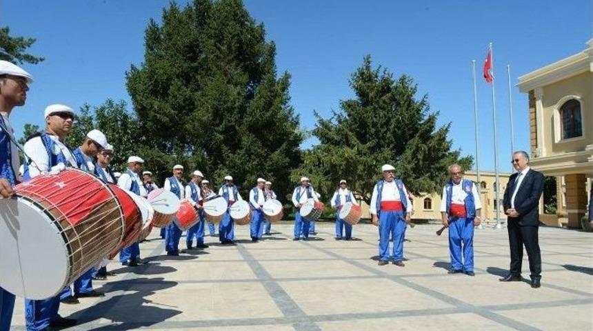 Vali &Ouml;zdemir&rsquo;e Kırkpınar Davul Zurna Ekibi&rsquo;nden Davet Turu