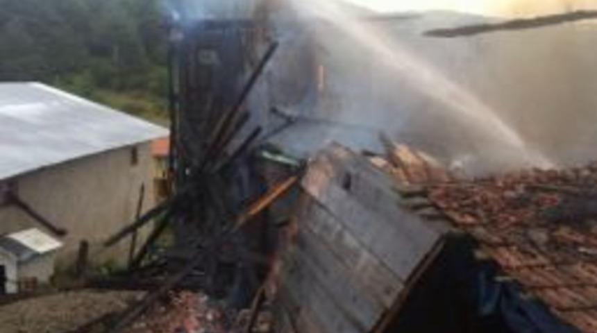 Kastamonu&rsquo;da İki Katlı Ahşap Ev Yandı