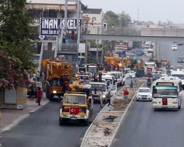 Antalya’da Darbe Girişimine Vinçli Protesto