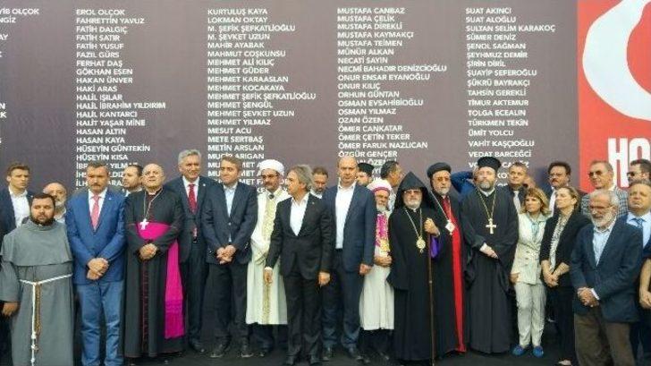 Taksim Meydanı’nda Demokrasi Şehitleri Anıtı’na Karanfil Bırakıldı G1