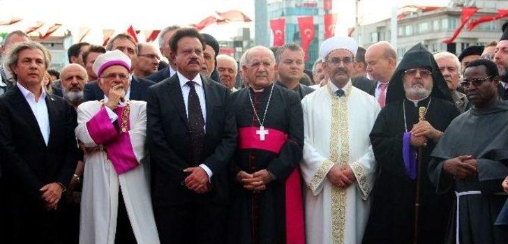 Taksim Meydanı’nda Demokrasi Şehitleri Anıtı’na Karanfil Bırakıldı G2