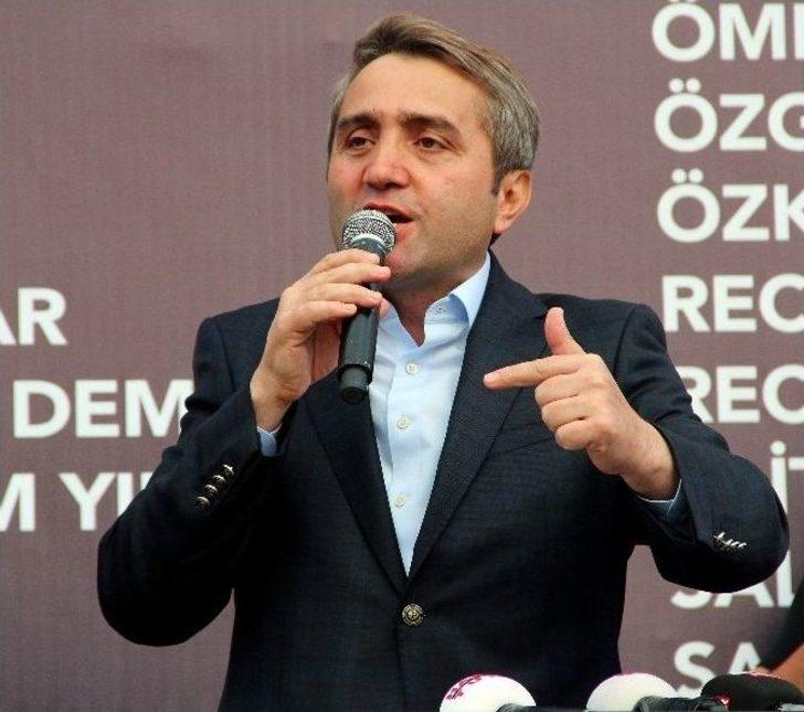 Taksim Meydanı’nda Demokrasi Şehitleri Anıtı’na Karanfil Bırakıldı G3