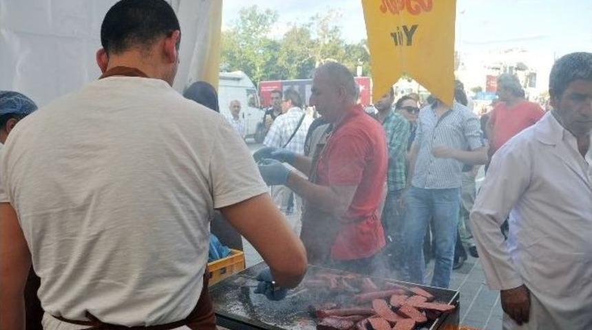 Taksim Meydanı&rsquo;nda Demokrasi N&ouml;beti Tutanlara Sucuk Ekmek Dağıtıldı