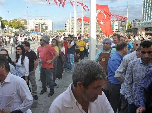 Taksim Meydanı’nda Demokrasi Nöbeti Tutanlara Sucuk Ekmek Dağıtıldı