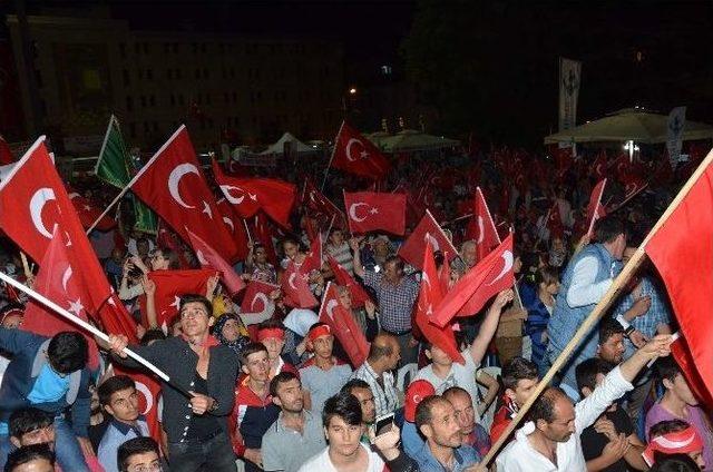 Eskişehir Halkı Demokrasi Nöbetinin 6. Gecesinde