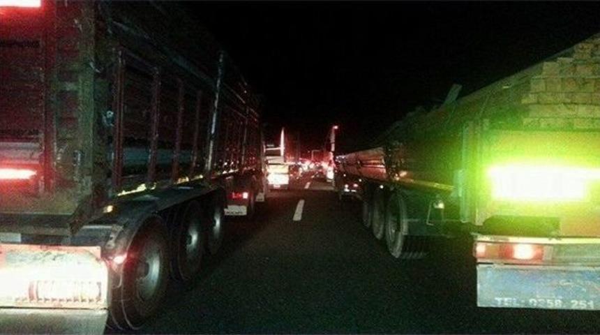 Tır Devrildi, Bilecik-eskişehir Karayolu Ulaşıma Kapandı