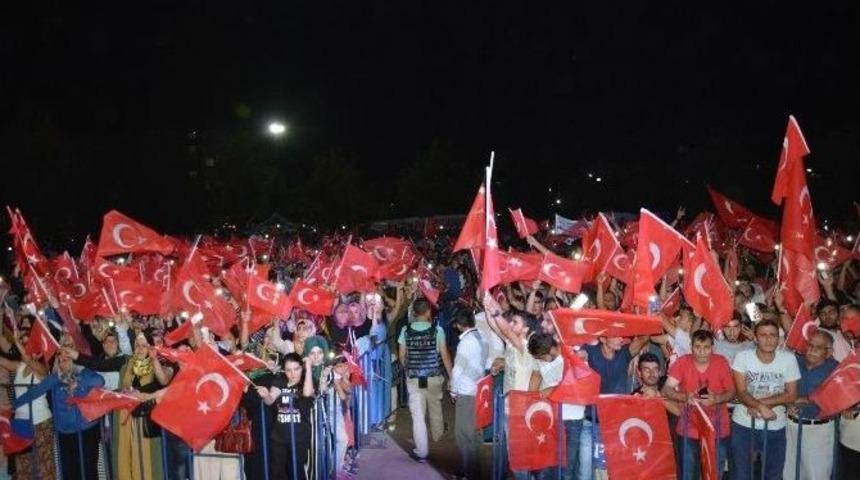 Diyarbakır’da Tek Bayraklı Demokrasi Nöbeti