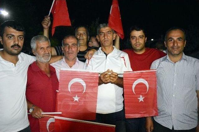 Diyarbakır’da Tek Bayraklı Demokrasi Nöbeti