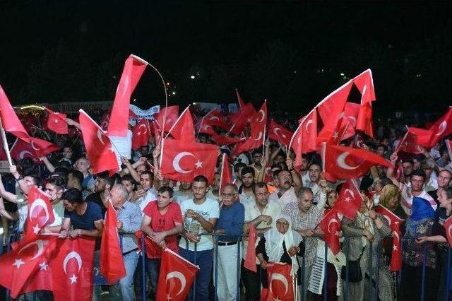 Diyarbakır’da Tek Bayraklı Demokrasi Nöbeti