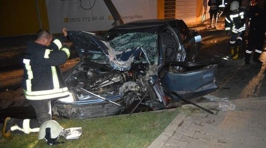 Direksiyon Hakimiyetini Kaybetti, Elektrik Direğine &Ccedil;arptı