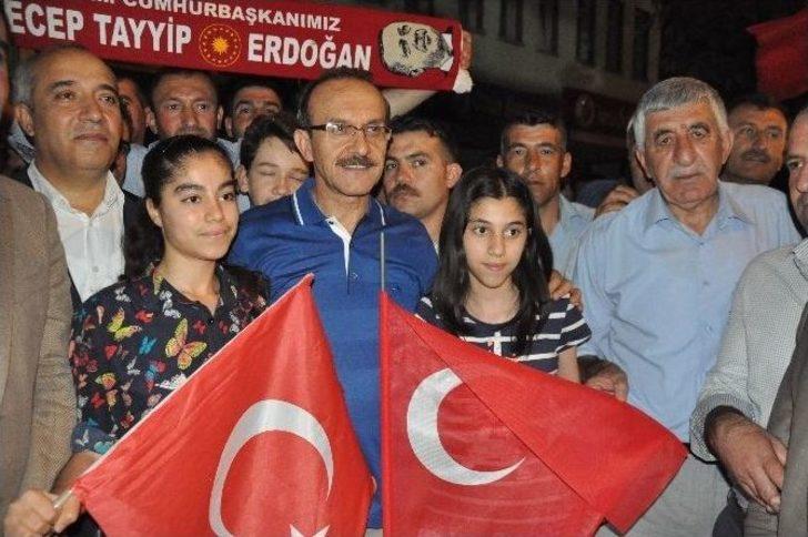 Hasta Yatağında Demokrasi Nöbetine Geldi G1