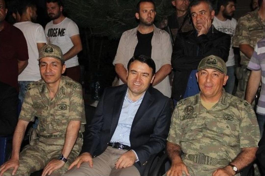 Ağrı&rsquo;da Komutanlar Halkın Yanında